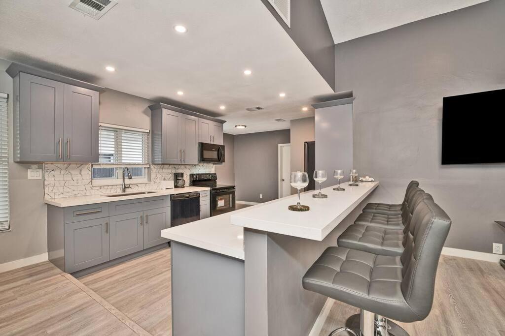 Spacious 4 Bedrooms, 2 Bathroom House With Pool ミラマー エクステリア 写真