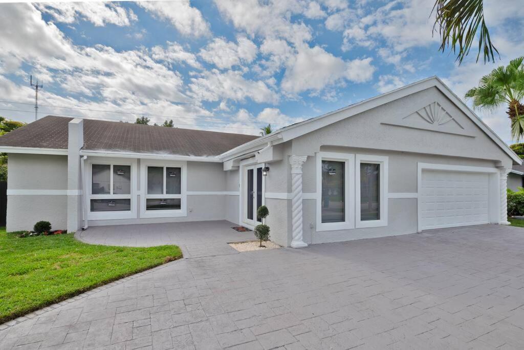 Spacious 4 Bedrooms, 2 Bathroom House With Pool ミラマー エクステリア 写真