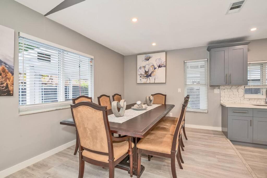 Spacious 4 Bedrooms, 2 Bathroom House With Pool ミラマー エクステリア 写真