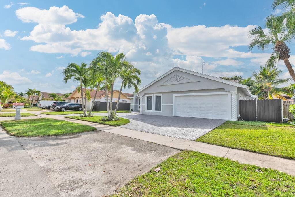 Spacious 4 Bedrooms, 2 Bathroom House With Pool ミラマー エクステリア 写真